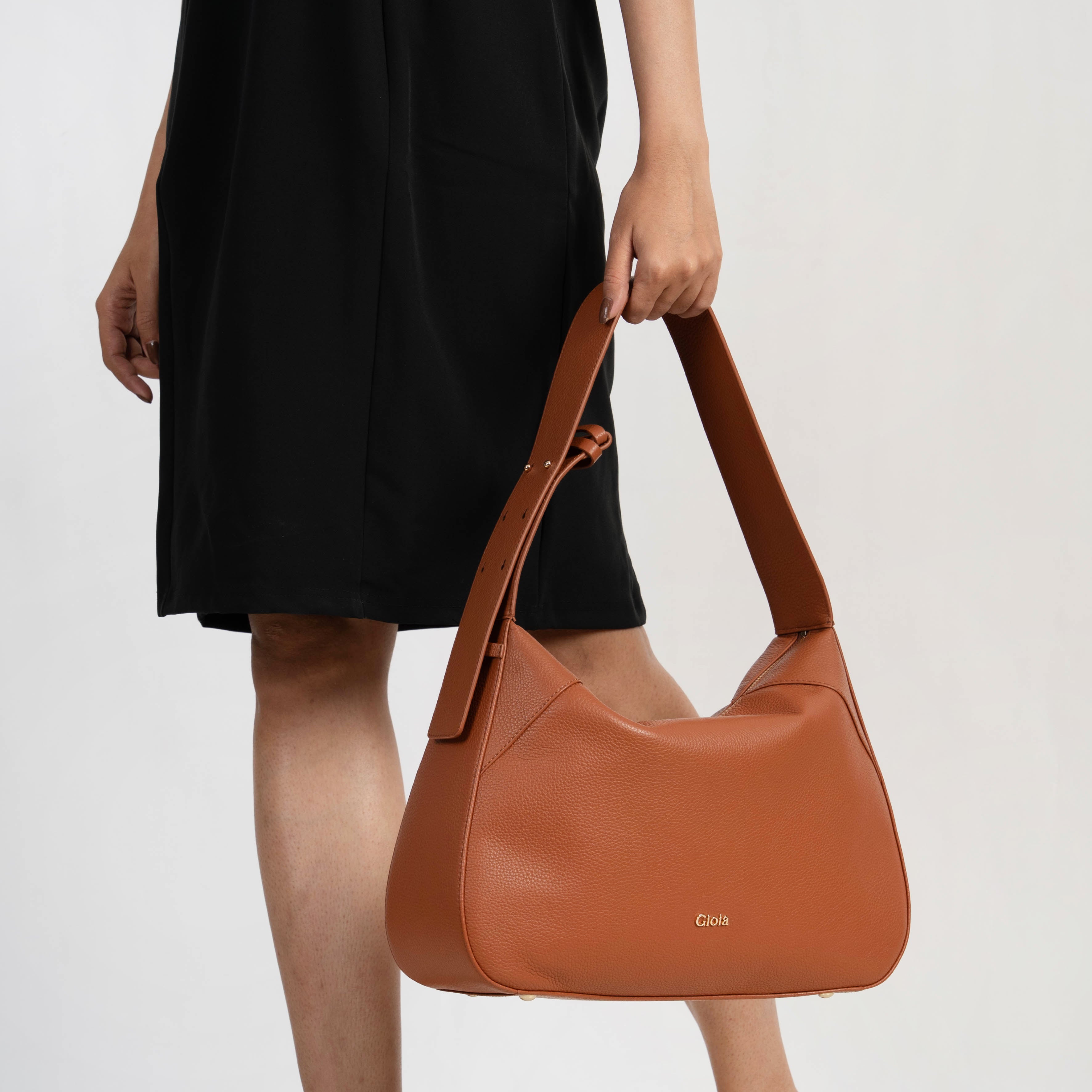 Alma-R Leather Hobo